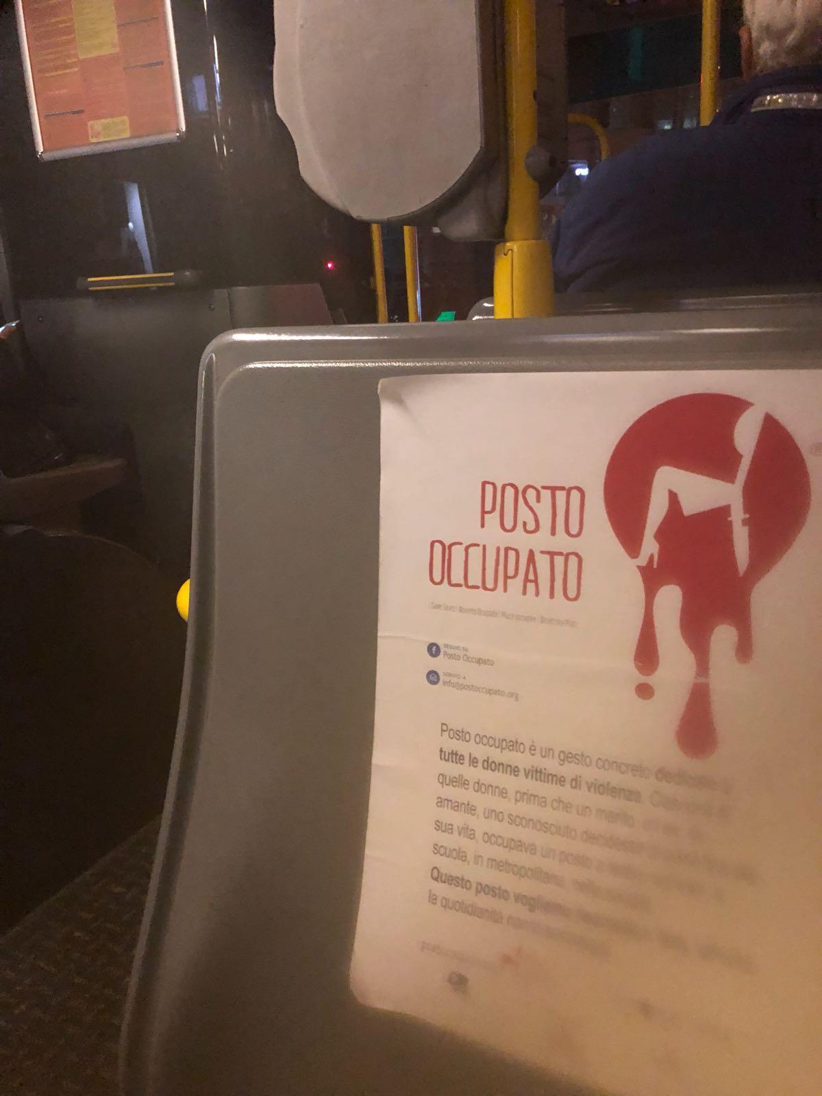 Il cartello su un sedile di un bus Ctm