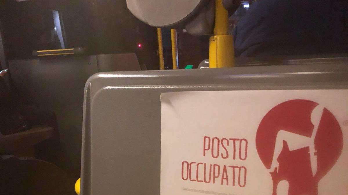 Il cartello su un sedile di un bus Ctm