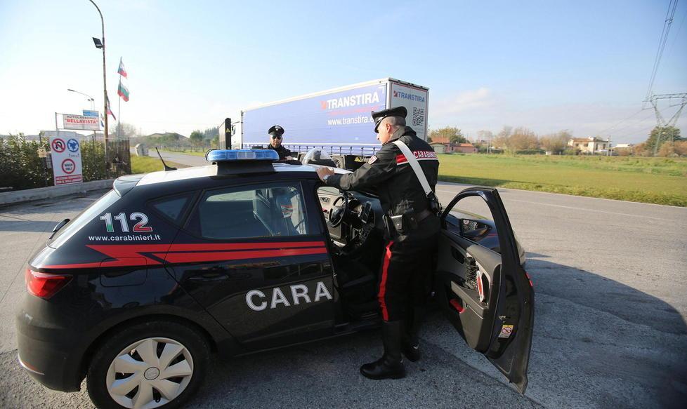 Falciato dopo essere sceso dal camion 