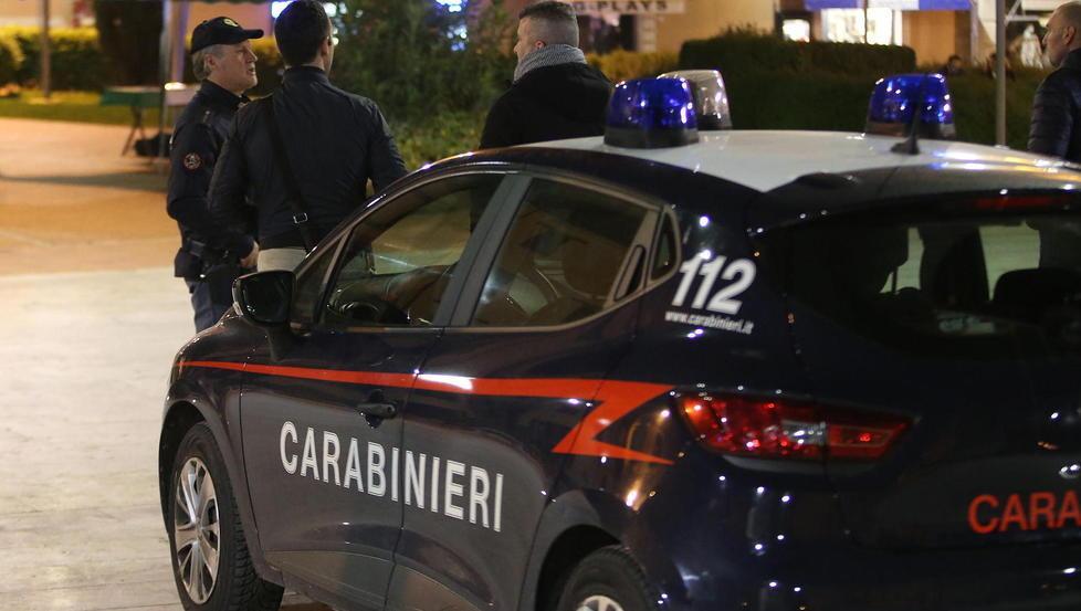 Prende a botte anziano durante una lite in casa 