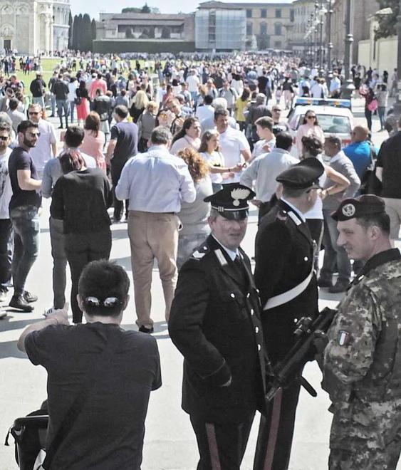 Ruba al turista, arrestata e già libera