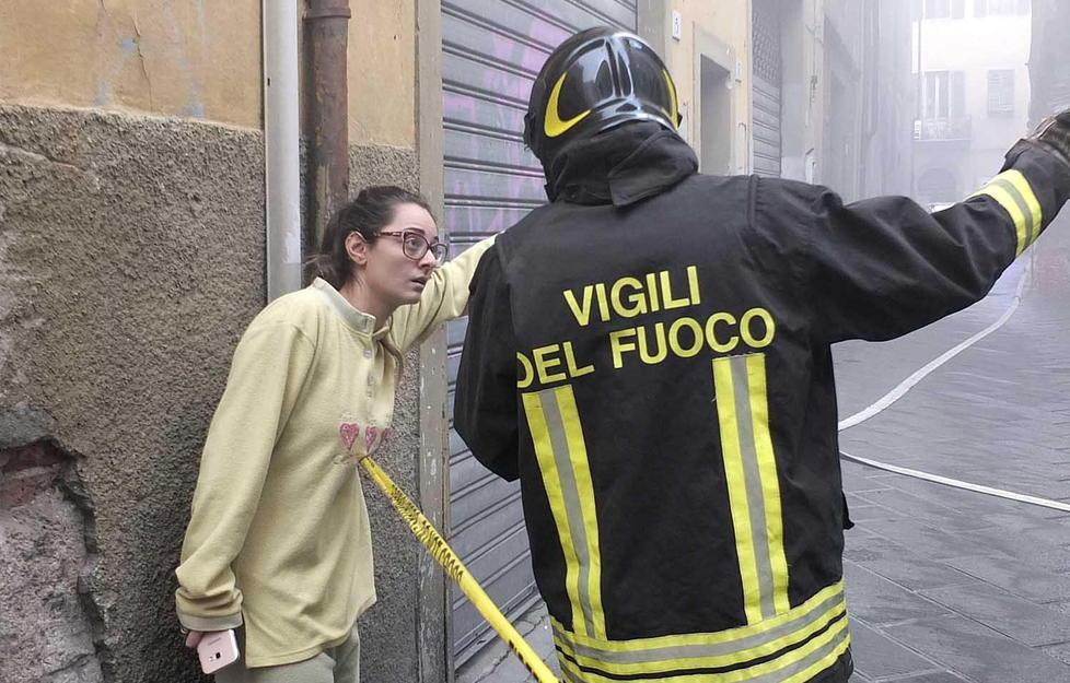 Paura per il palazzo in fiamme 