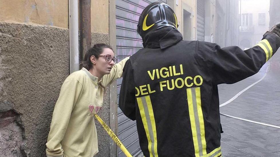 Paura per il palazzo in fiamme