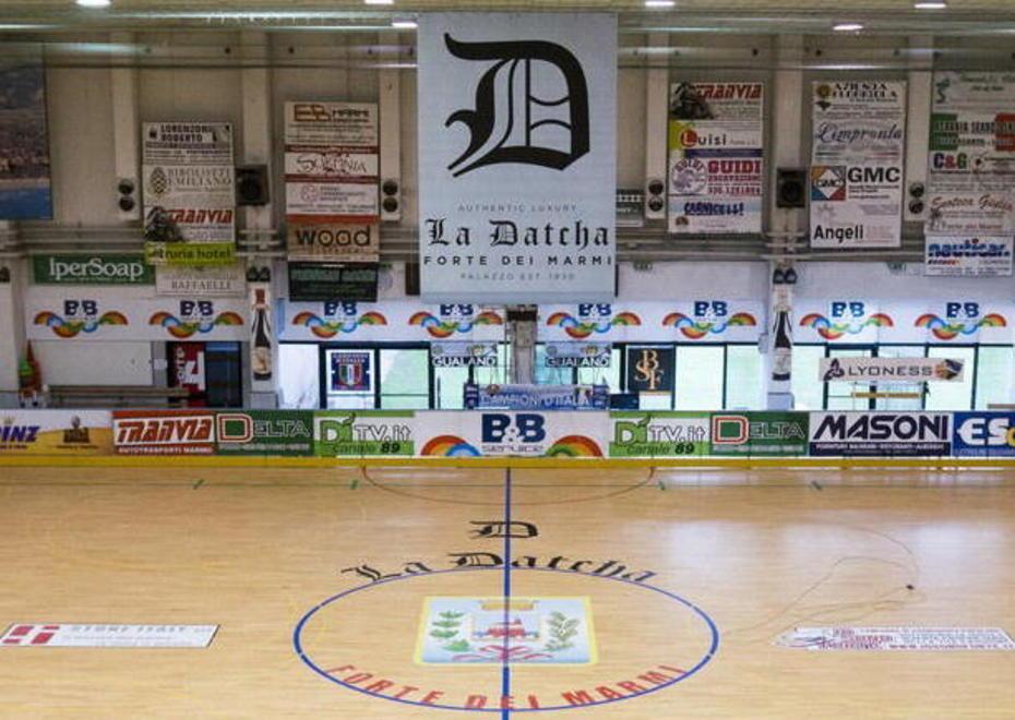 Il palazzetto con il marchio "La Datcha" di Tinkov (foto Gabriele Baldi)