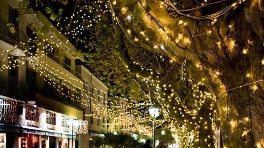 Pattinaggio sul ghiaccio concerti e bancarelle per un Natale Forte