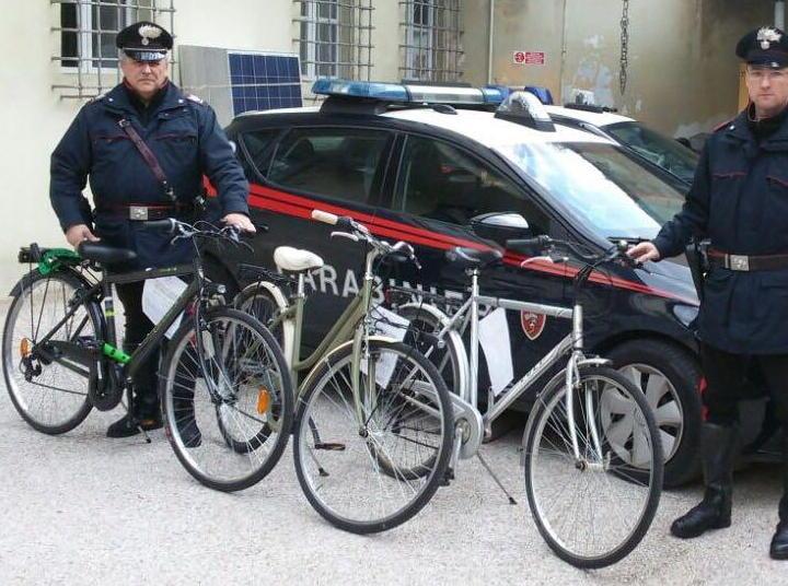 Trovato con tre biciclette rubate 