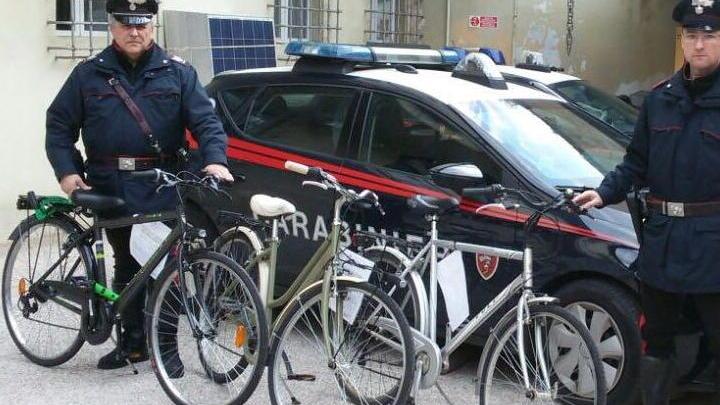 Trovato con tre biciclette rubate