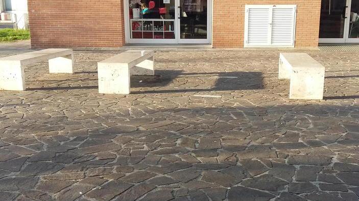 E nel piazzale lampioni spenti e panchine sparite