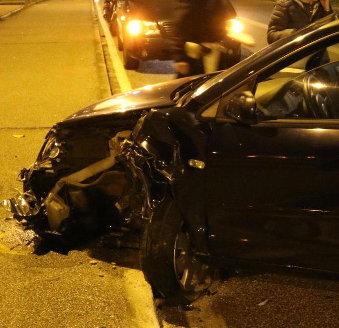 Scontro frontale in via dei Pelaghi:ferito un bambino