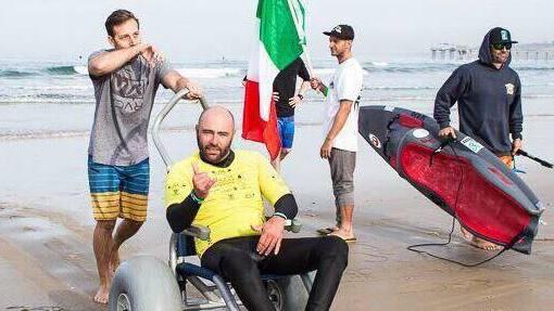 A sinistra Massimiliano Mattei, maglia gialla e tuta nera, dopo una gara di adaptive surf