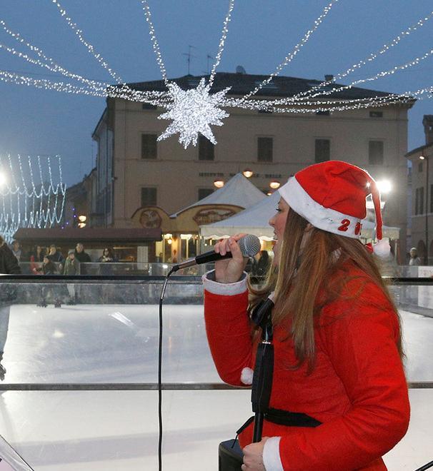 Si accendono le luminarie tra mercatini e tante sorprese