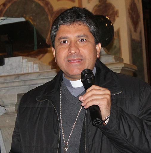 Presule paraguaiano celebra la messa al cimitero