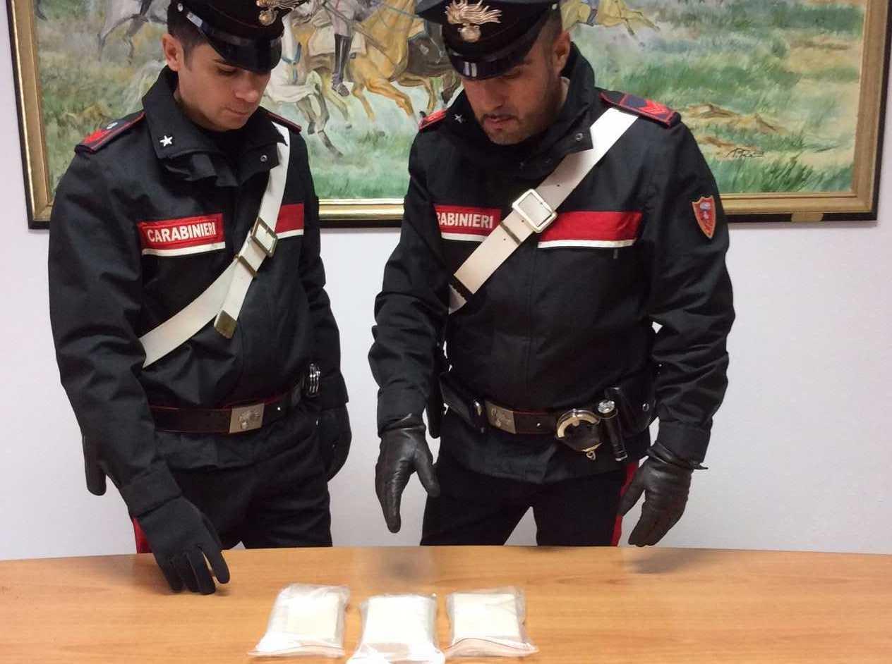 Viaggiavano in auto con l’eroina, arrestati 