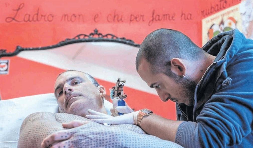 Stefano Cabula ha tatuato su Alfredo Meschi 40mila X