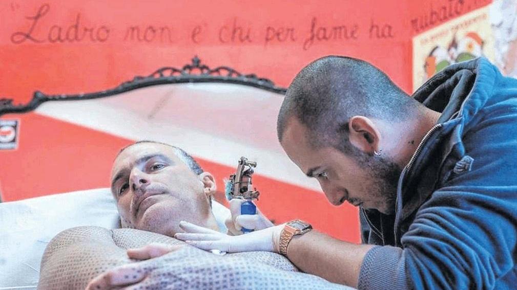 Stefano Cabula ha tatuato su Alfredo Meschi 40mila X