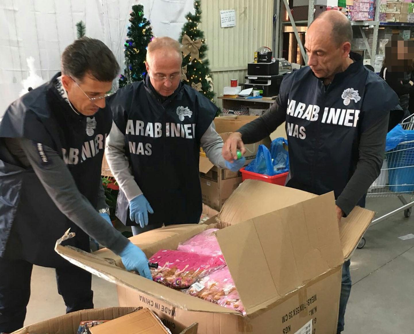 I carabinieri controllano i giocattoli sequestrati a Cagliari