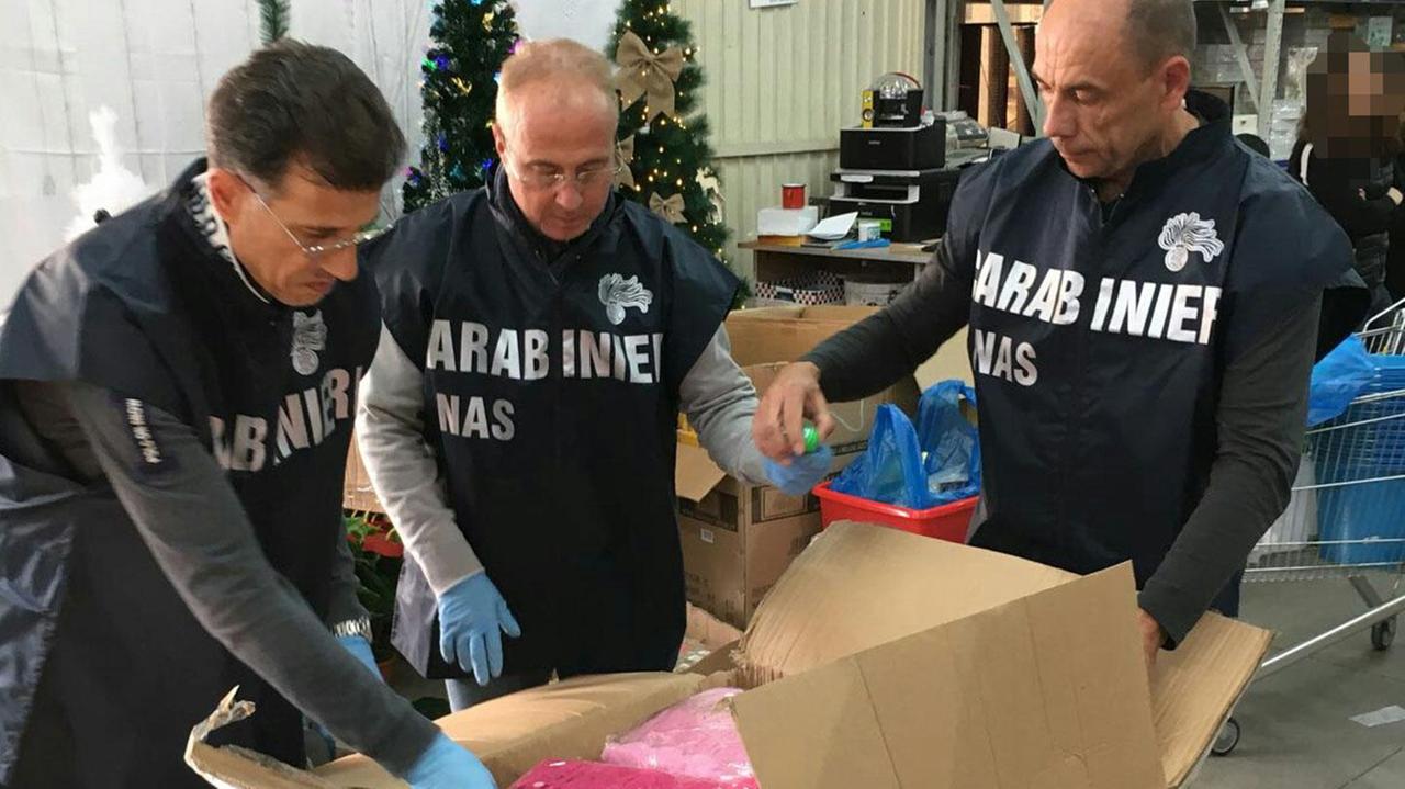 I carabinieri controllano i giocattoli sequestrati a Cagliari