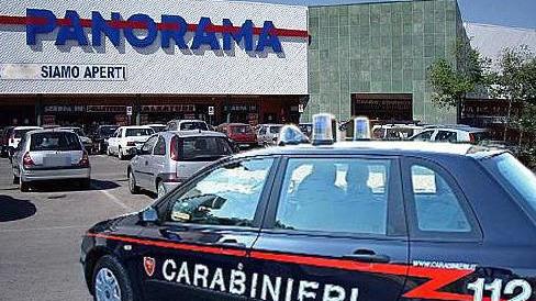 Pedina l’ex per rivederla dopo il matrimonio