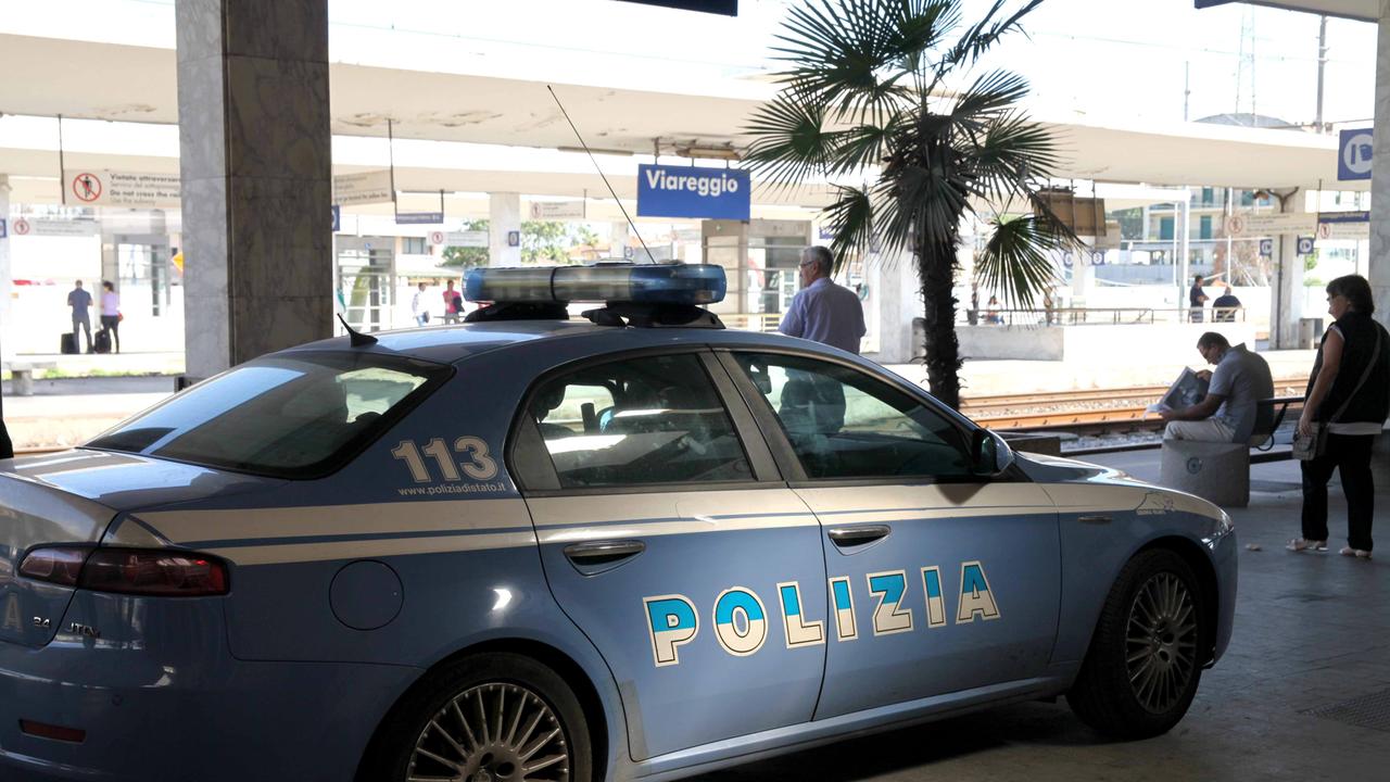 Una macchina della polizia alla stazione ferroviaria di Viareggio