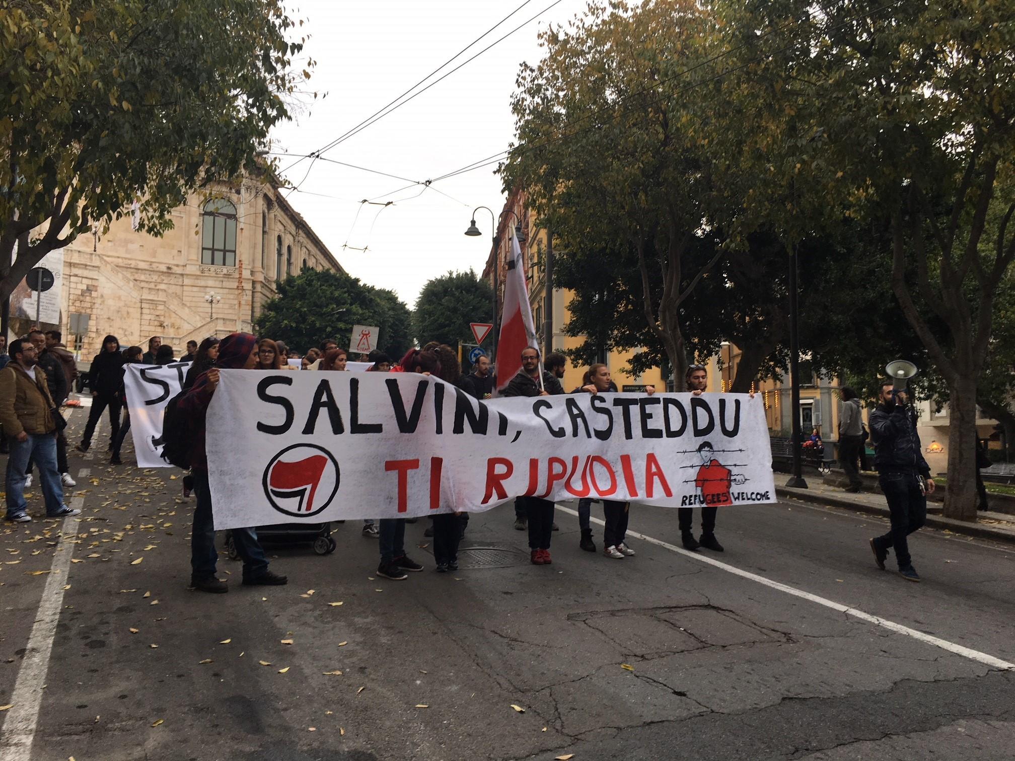 Salvini è arrivato a Cagliari, corteo di protesta di studenti e antifascisti