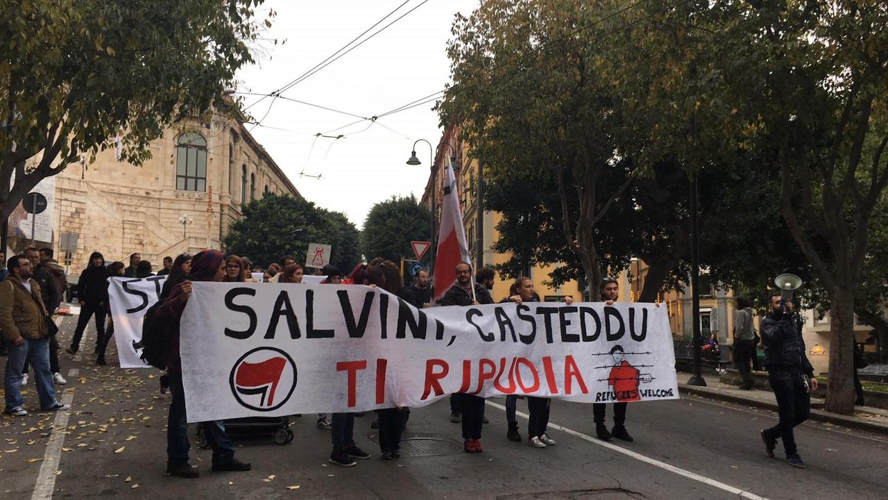 Salvini è arrivato a Cagliari, corteo di protesta di studenti e antifascisti