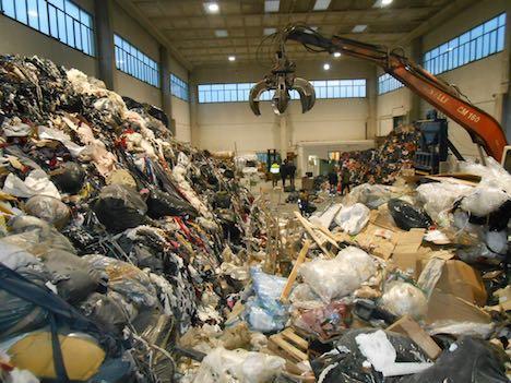 La montagna di rifiuti stoccata in un capannone di via di Montemurlo