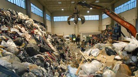 La montagna di rifiuti stoccata in un capannone di via di Montemurlo