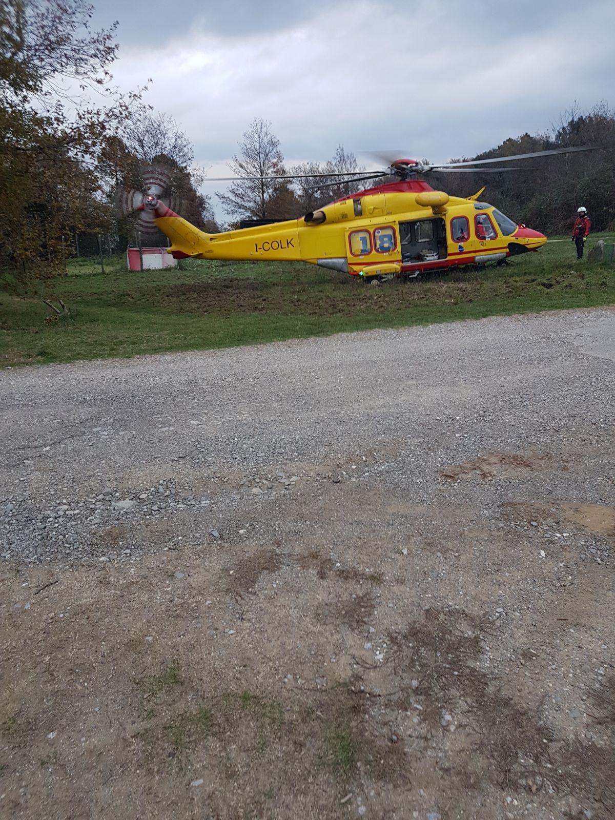 L'elicottero che ha soccorso l'anziano cacciatore pratese