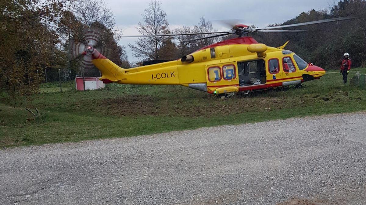 L'elicottero che ha soccorso l'anziano cacciatore pratese