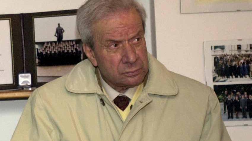 Mario Martignoni in una tipica posa, con il taccuino a prendere appunti