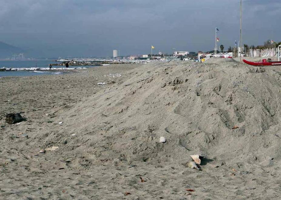 Eternit sulla spiaggia di Poveromo 