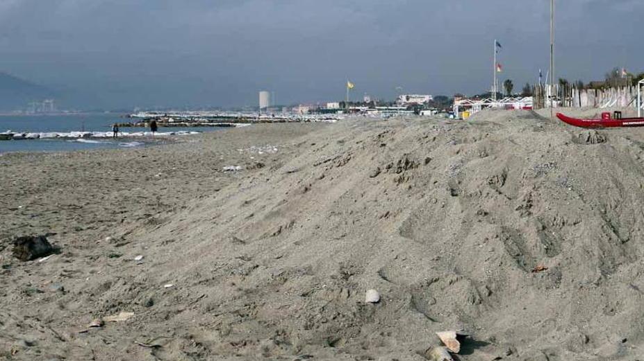 Eternit sulla spiaggia di Poveromo