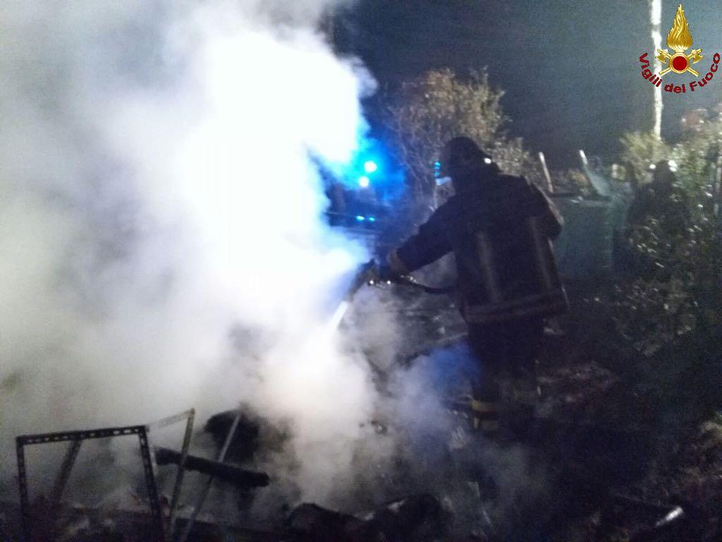 I vigili del fuoco impegnati nello spegnimento del rogo in pineta a Grosseto