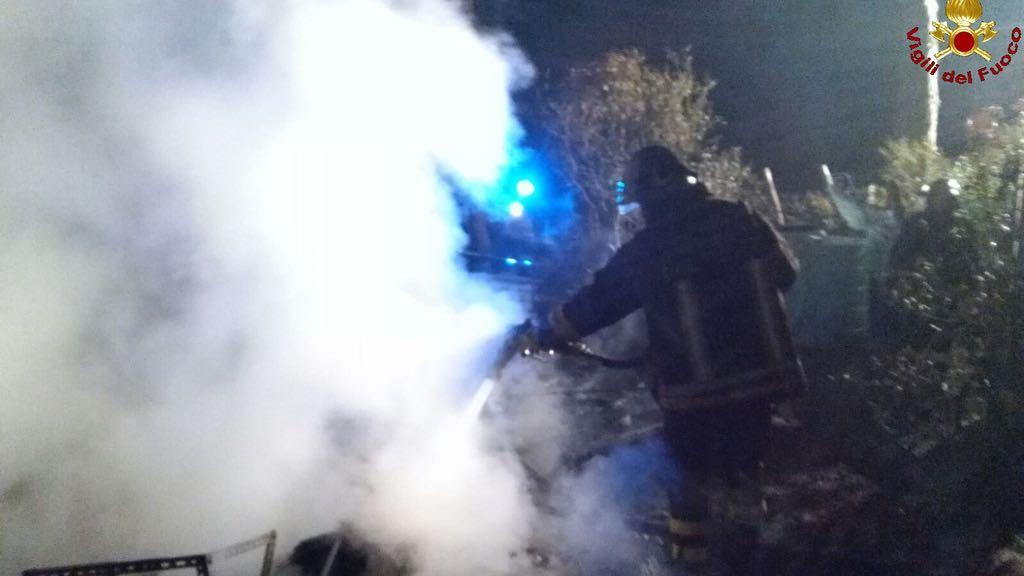 I vigili del fuoco impegnati nello spegnimento del rogo in pineta a Grosseto