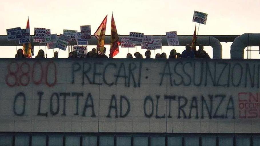 Maxi striscione sul tetto del Cnr