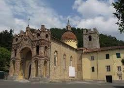 La chiesa si colora di rosso per il rispetto di genere 