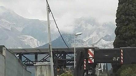 Perde il blocco di marmo e si dilegua nel traffico