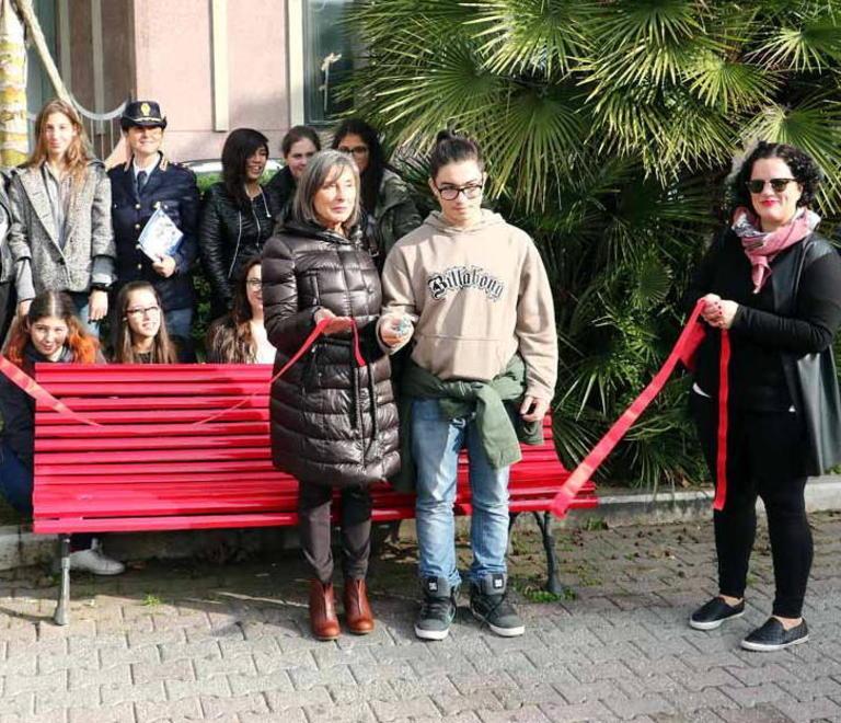 Le panchine in rosso per dire no alla violenza 