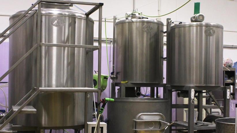 Seduti a tavola con le birre di Natale