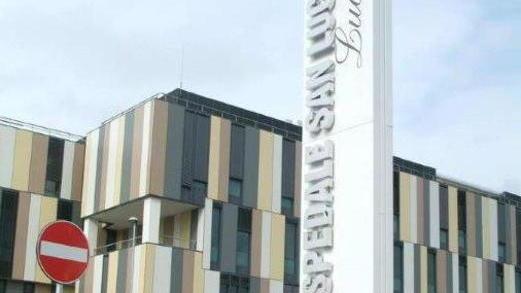 A 15 anni colpisce con un’accetta la madre che dorme