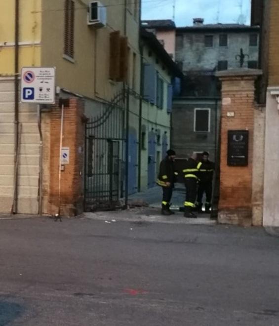 Fa manovra e centra un grosso cancello: arrivano i pompieri