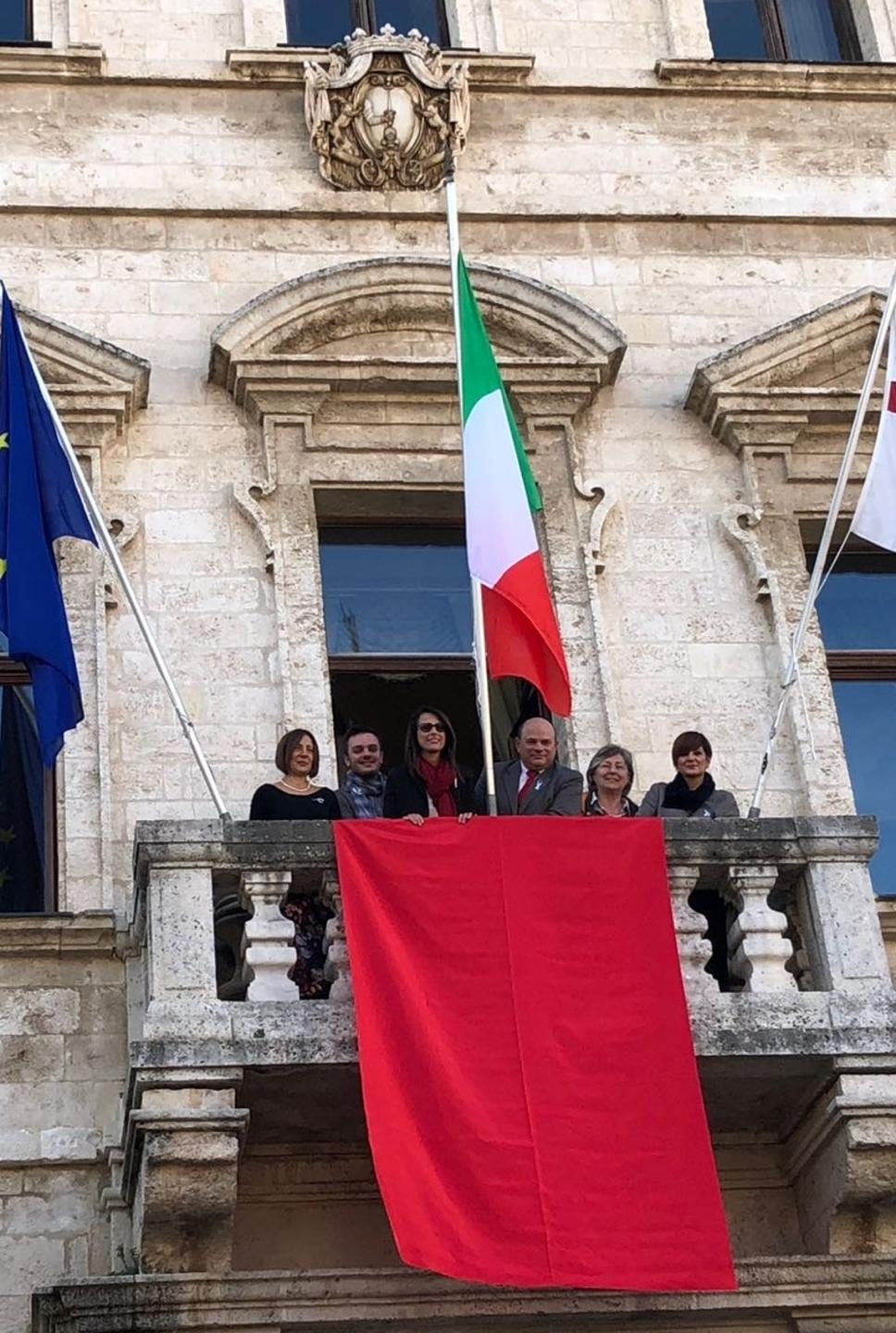 Un drappo rosso a Palazzo Ducale contro i femminicidi