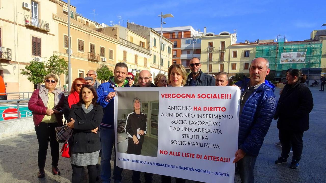 Protesta a Sassari: «L’Ats non si cura di nostro figlio» 