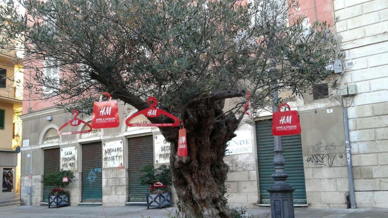 Sassari, grucce e buste disseminate per la città: H&M multata