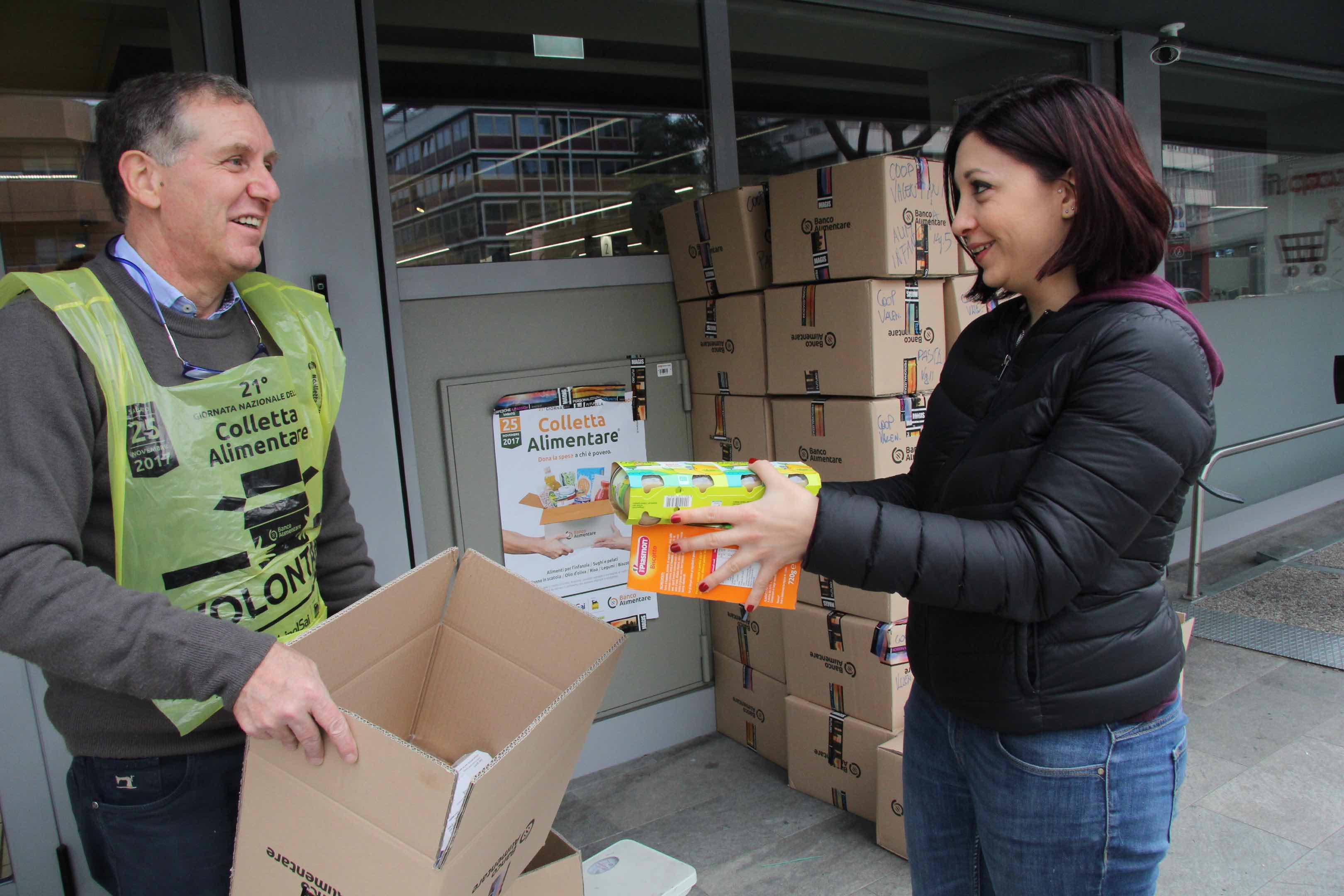 La colletta alimentare organizzata nel fine settimana dalla Caritas (foto Batavia)