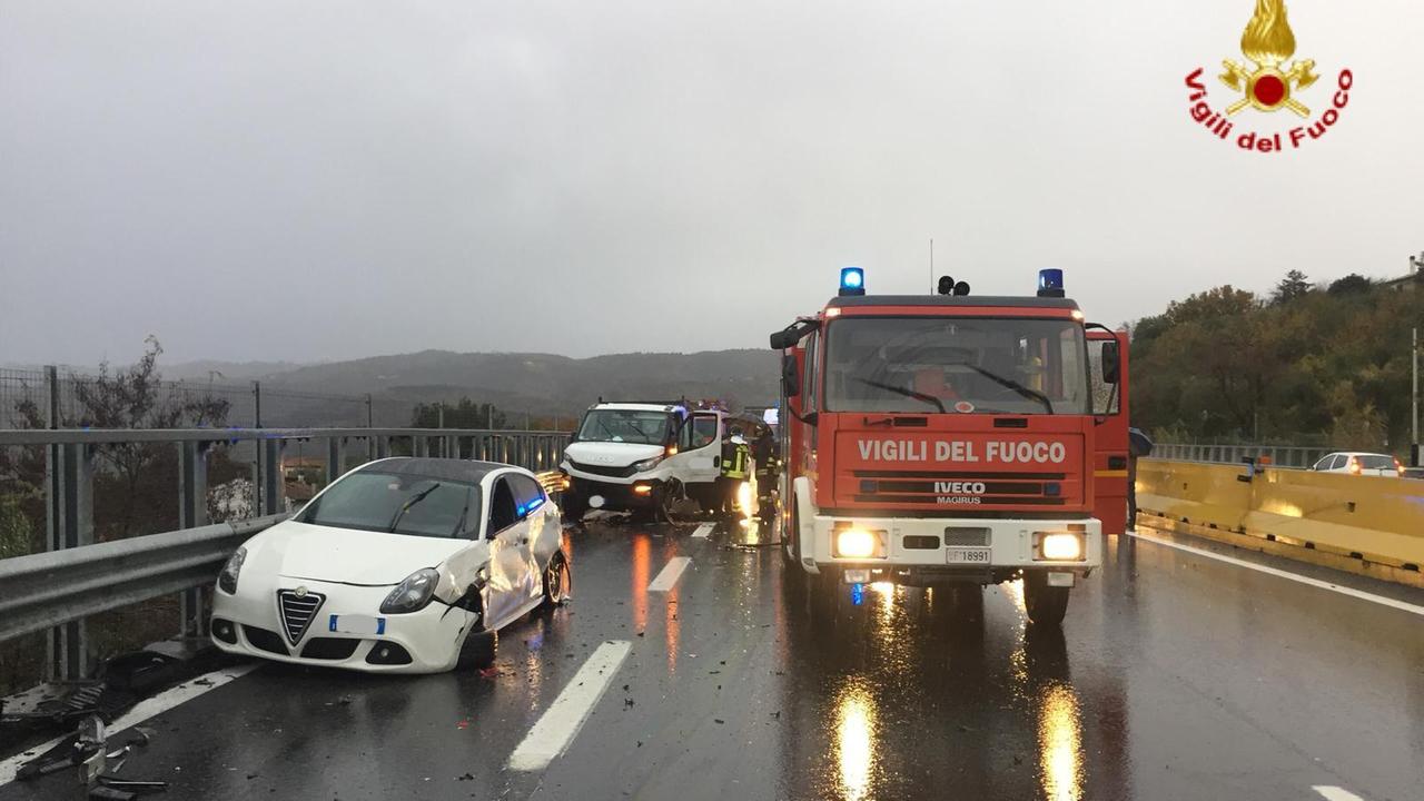 Una delle auto e il furgone coinvolti nel sinistro