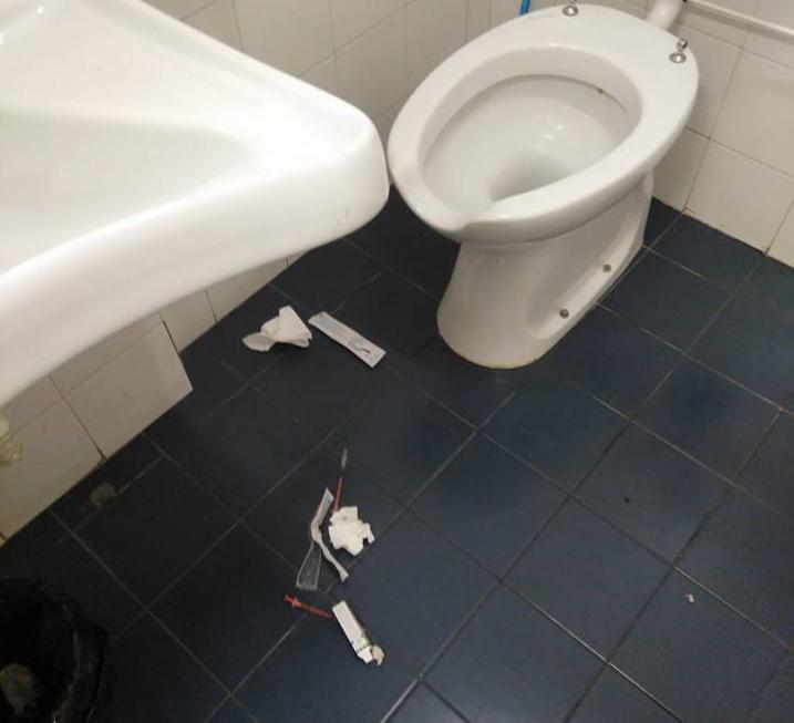Siringhe e sangue nel bagno del supermercato