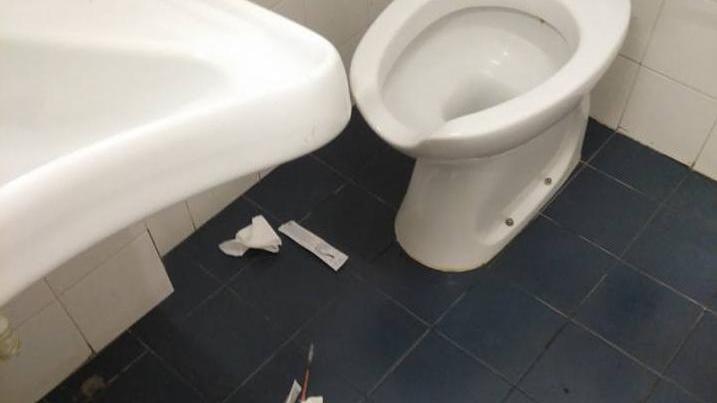 Siringhe e sangue nel bagno del supermercato