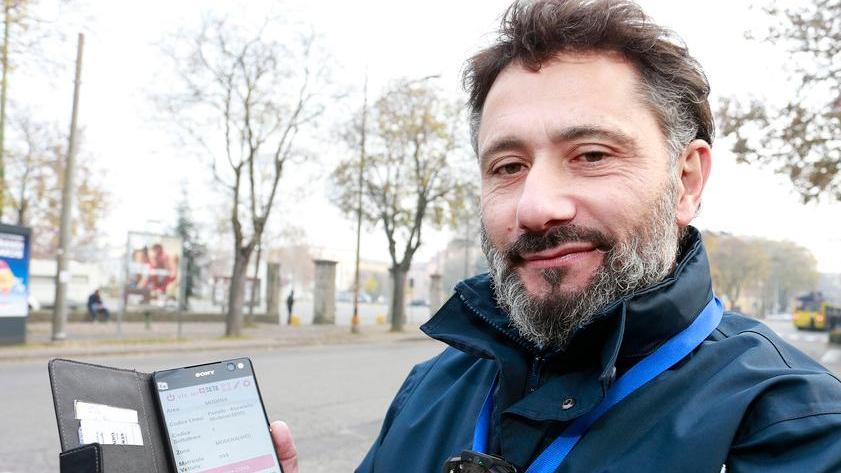 Modena, caccia al "portoghese" sul bus con videocamera