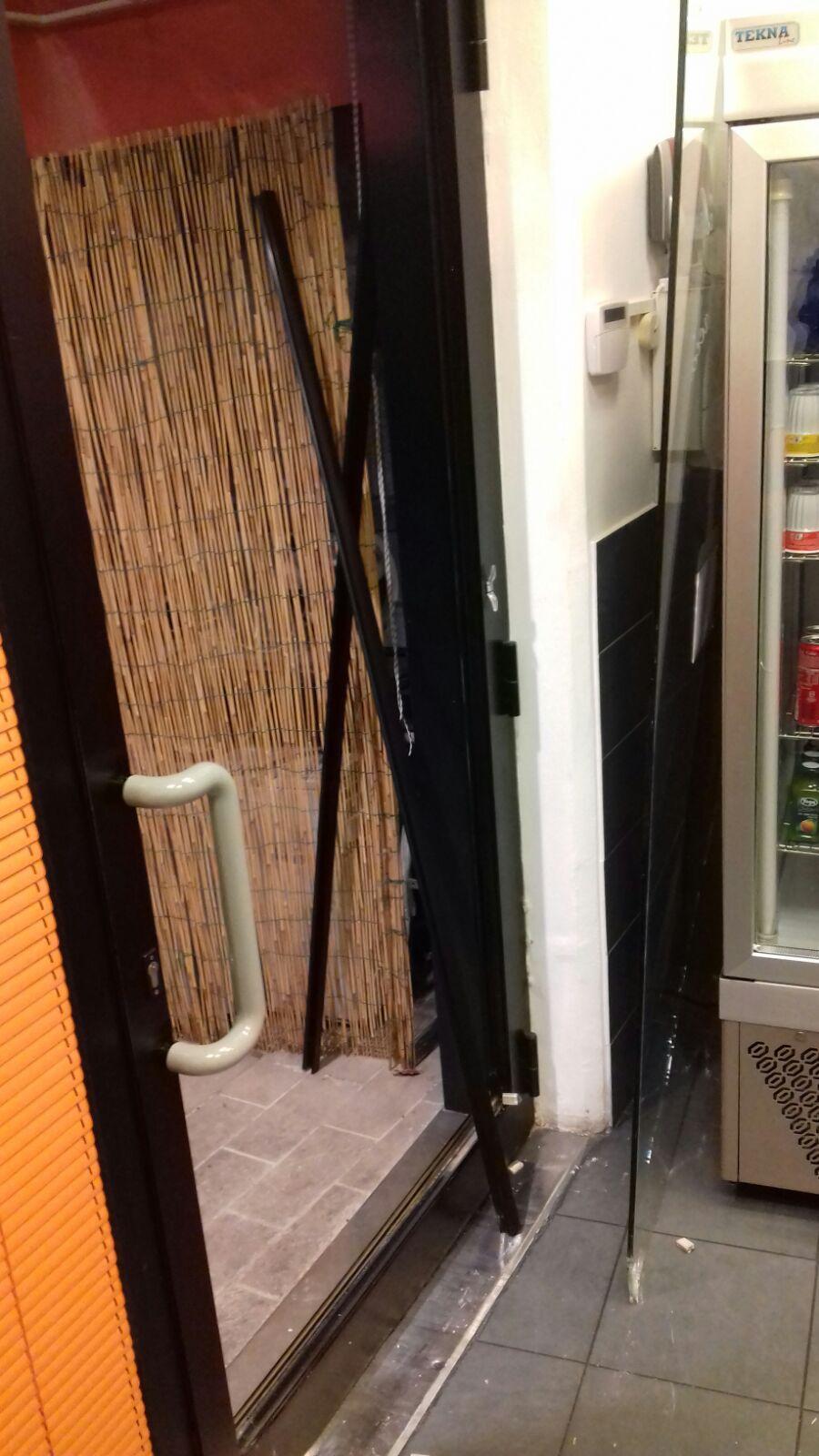 La porta danneggiata dai ladri alla gelateria Al Bacio